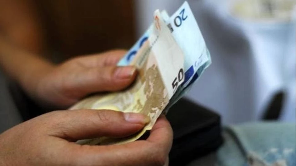 «Στα κρύα του λουτρού» χιλιάδες φορολογούμενοι -Τι πρέπει να κάνουν όσοι δεν πήραν χθες τα λεφτά από την επιστροφή φόρου
